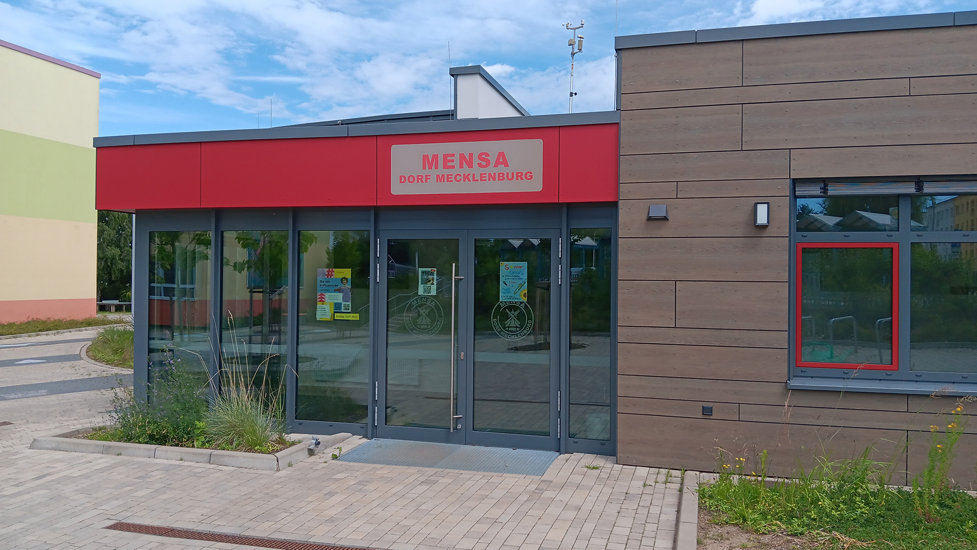 Der Eingang zum Mensagebäude